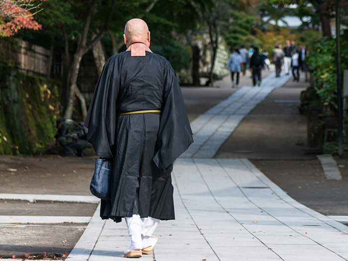 参道を歩く僧侶